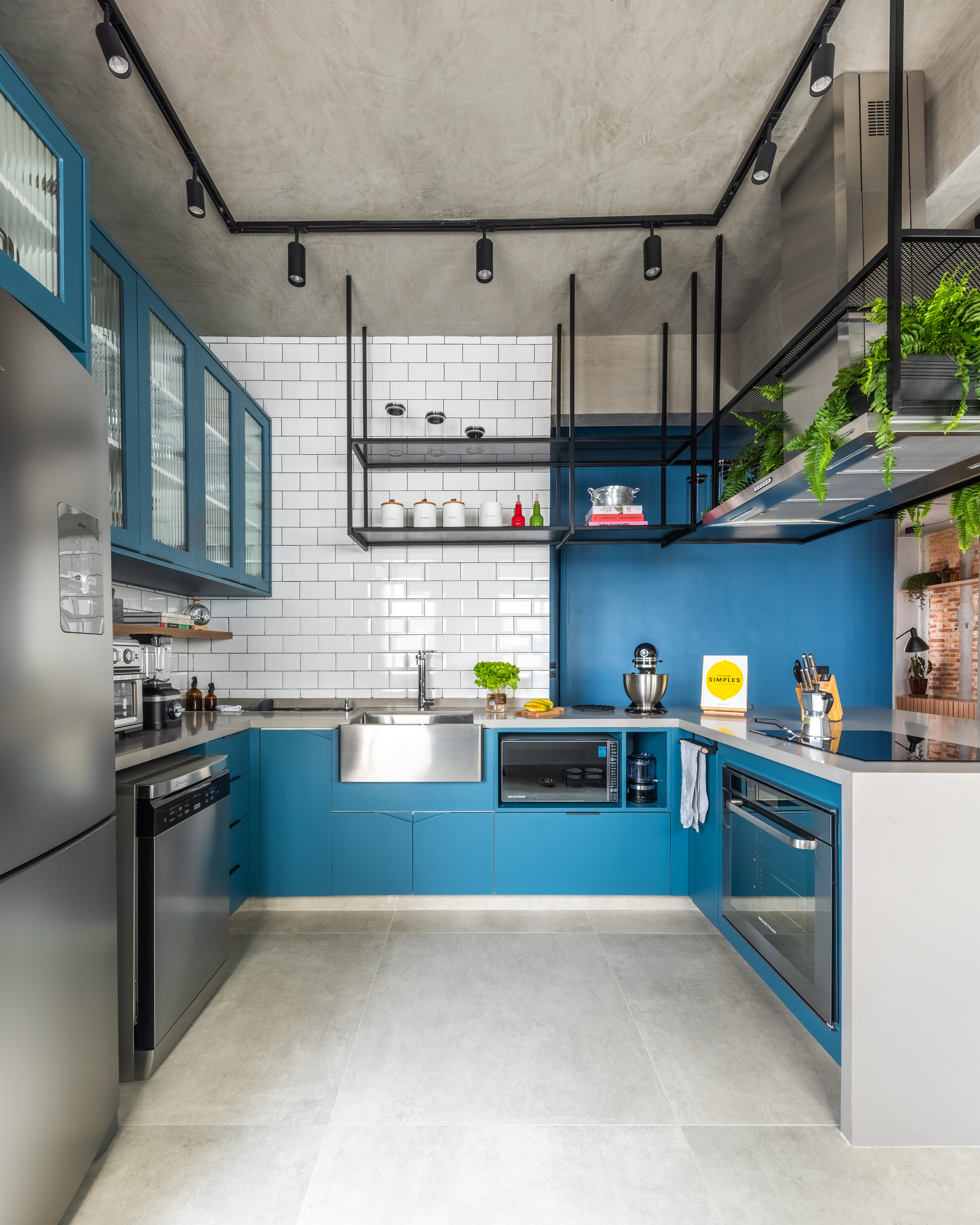 Cozinha com marcenaria azul