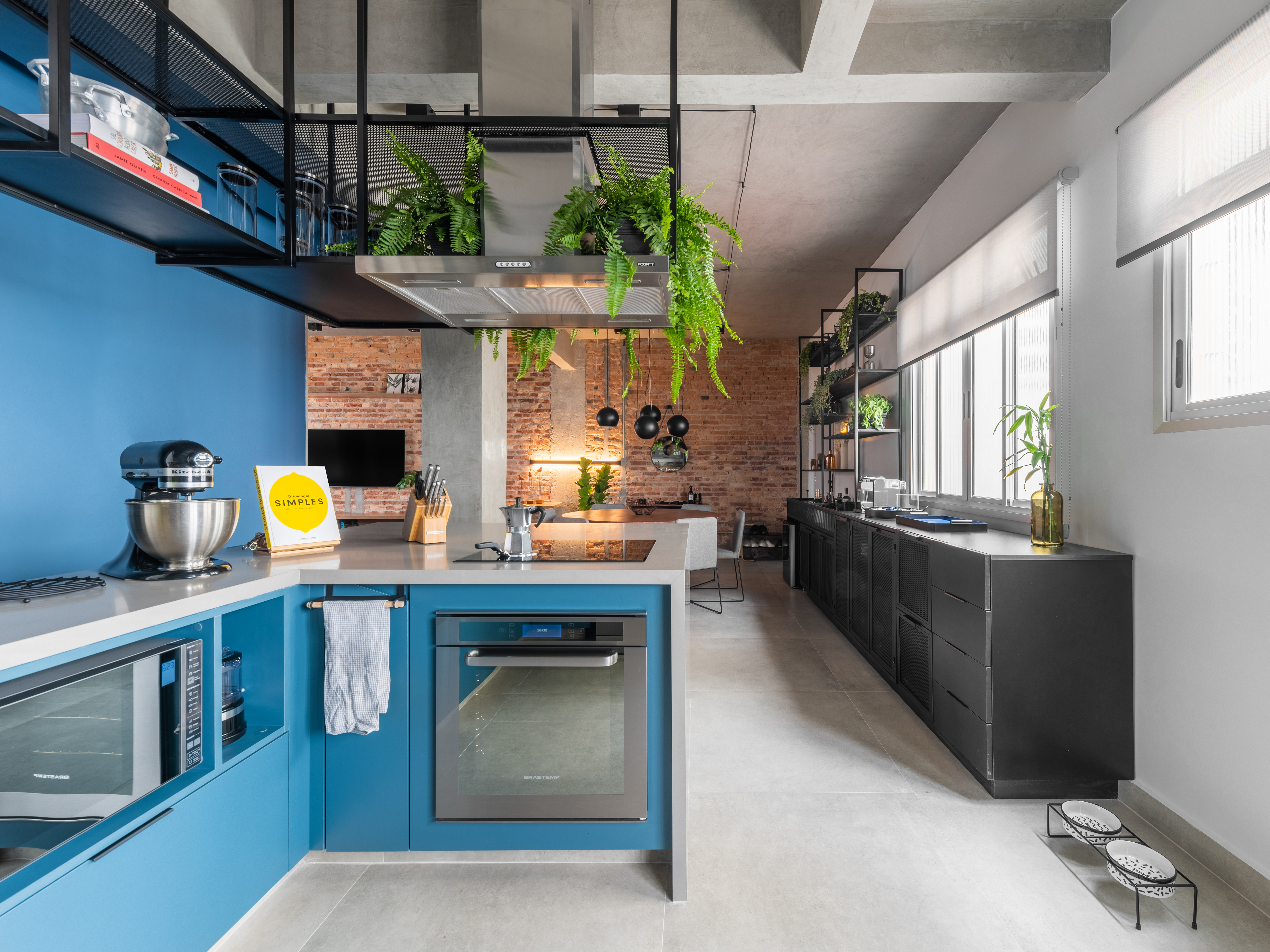 Cozinha azul integrada com o living