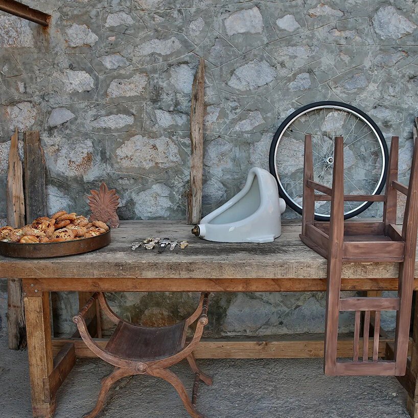 Mesa de madeira antiga com mictório em cima.