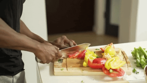 Usando tabua de cozinha para fatiar legumes