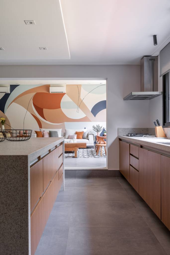 Mural-colorido-é-destaque-nesta-casa-de-500-m2-projeto-Bustamante-Arquitetura-foto-Rafael-Renzo-marcenaria-cozinha-armarios Cozinha com ilha cheia de armários