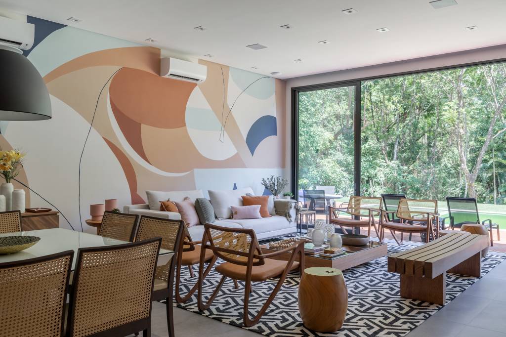 Mural-colorido-é-destaque-nesta-casa-de-500-m2-projeto-Bustamante-Arquitetura-foto-Rafael-Renzo-sala-estar-sala-jantar-integrados Mural colorido em living integrado