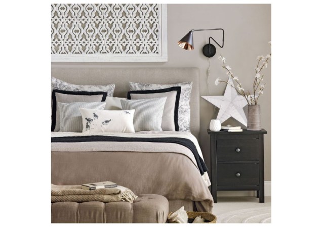 Um painel de fretwork adiciona um elemento decorativo delicado em seu quarto e mostra suas sensibilidades artísticas. Coloque acima da sua cama para centralizá-la como o ponto focal do ambiente.