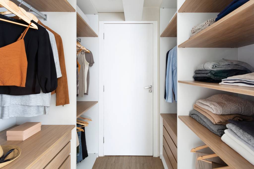 Closet de casal com compartimentos