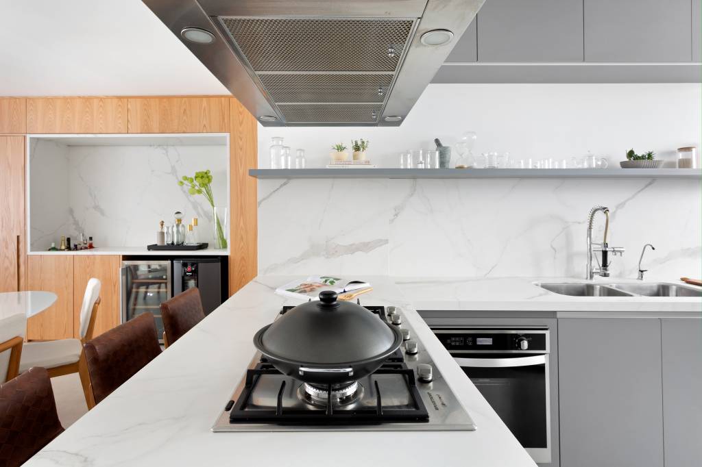 Bancada com cooktop na cozinha