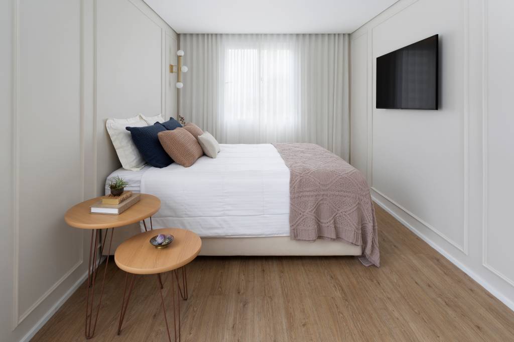 Quarto com mesas laterais