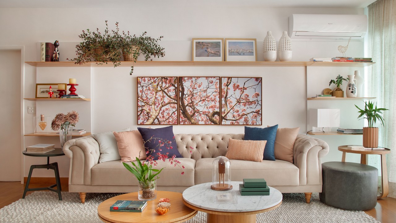 Sala de estar com quadro floral