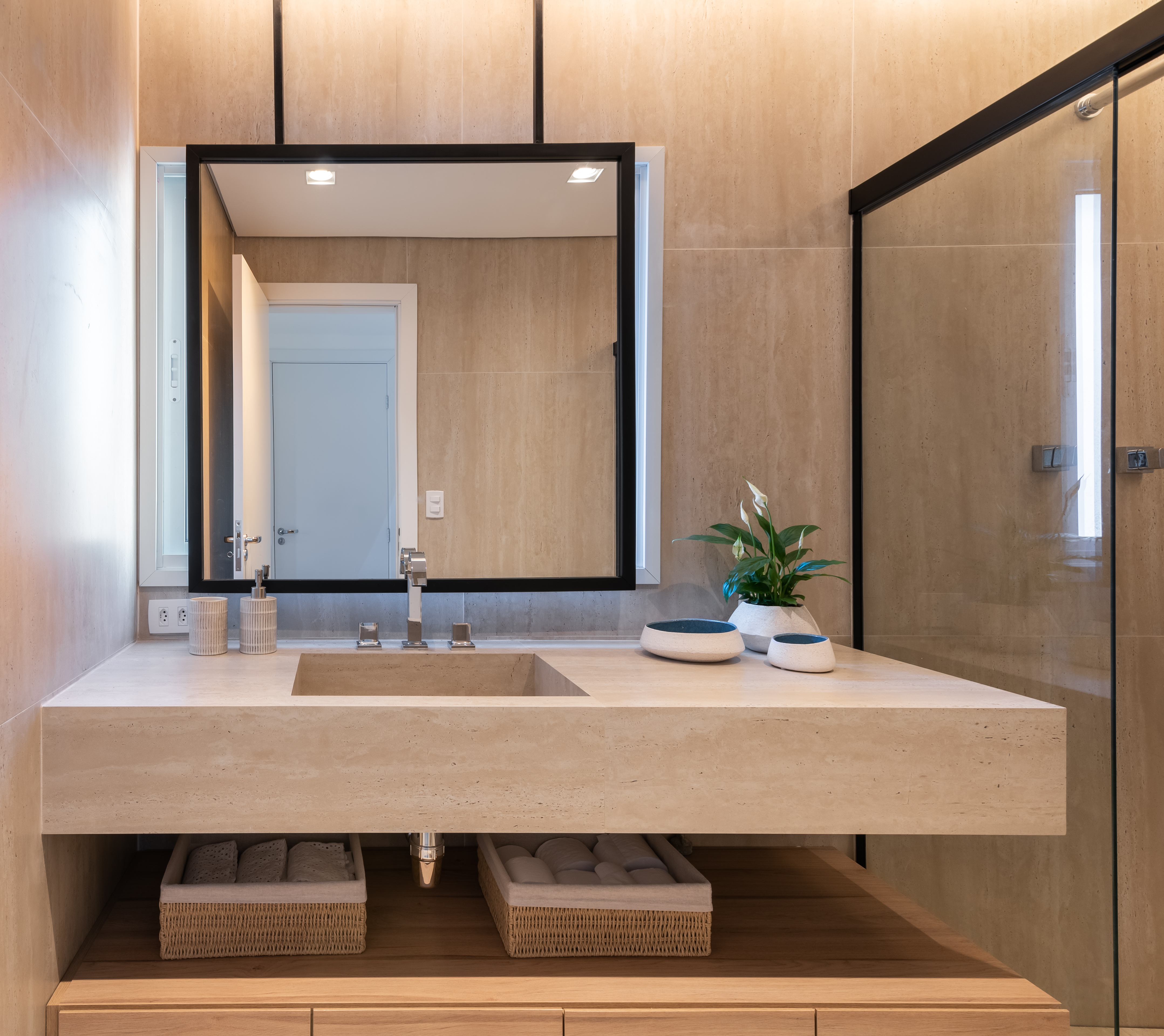 Banheiro com espelho quadrado e marcenaria aberta