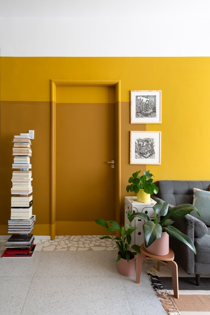 Porta amarela em apartamento