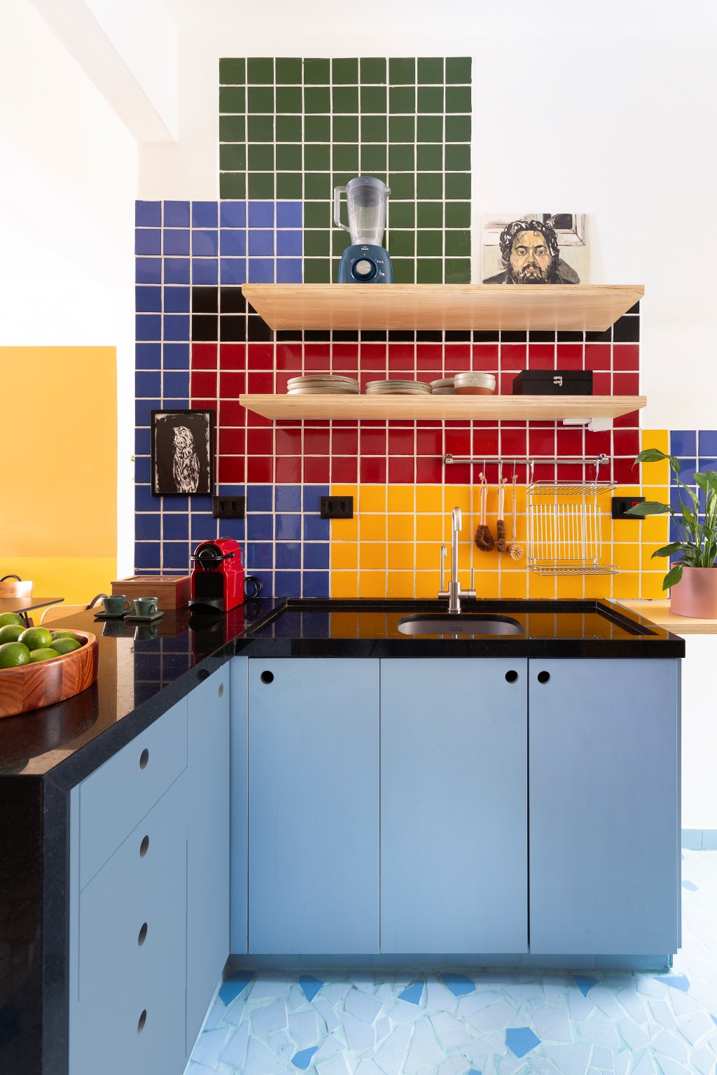 Cozinha com azulejos coloridos
