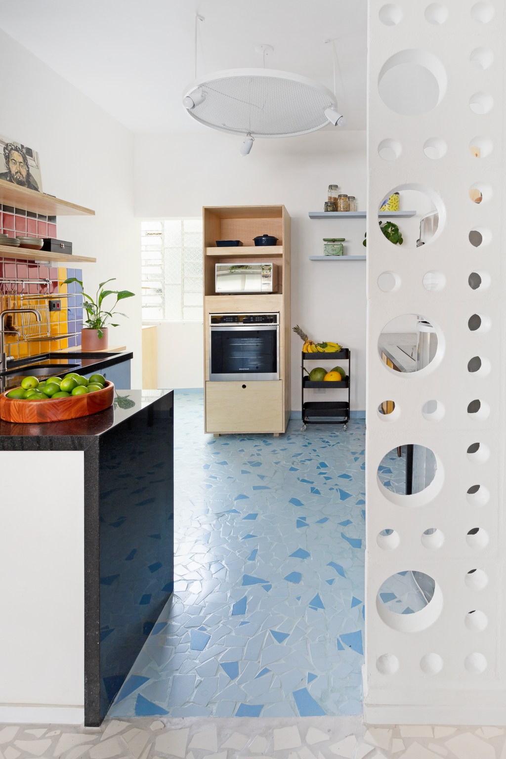 Cozinha com piso colorido