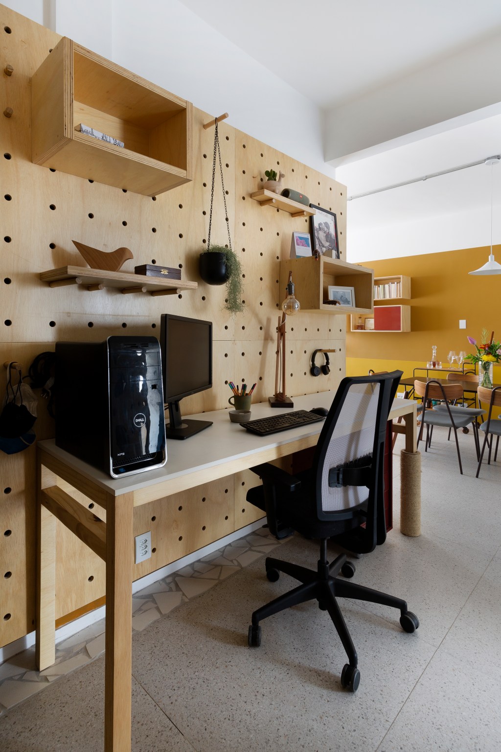 Home office com pegboard