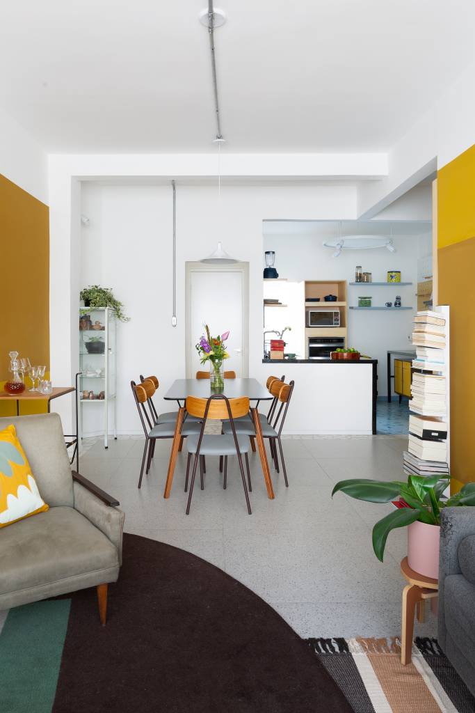 Sala de estar integrada com sala de jantar e cozinha