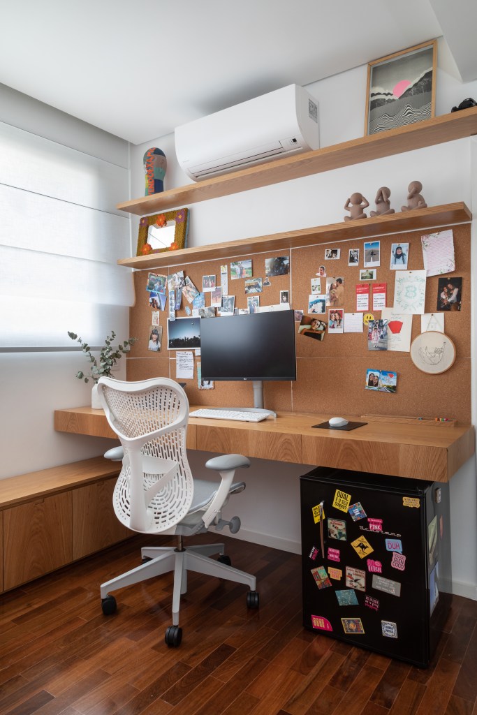 Home office com paredes decoradas com fotos
