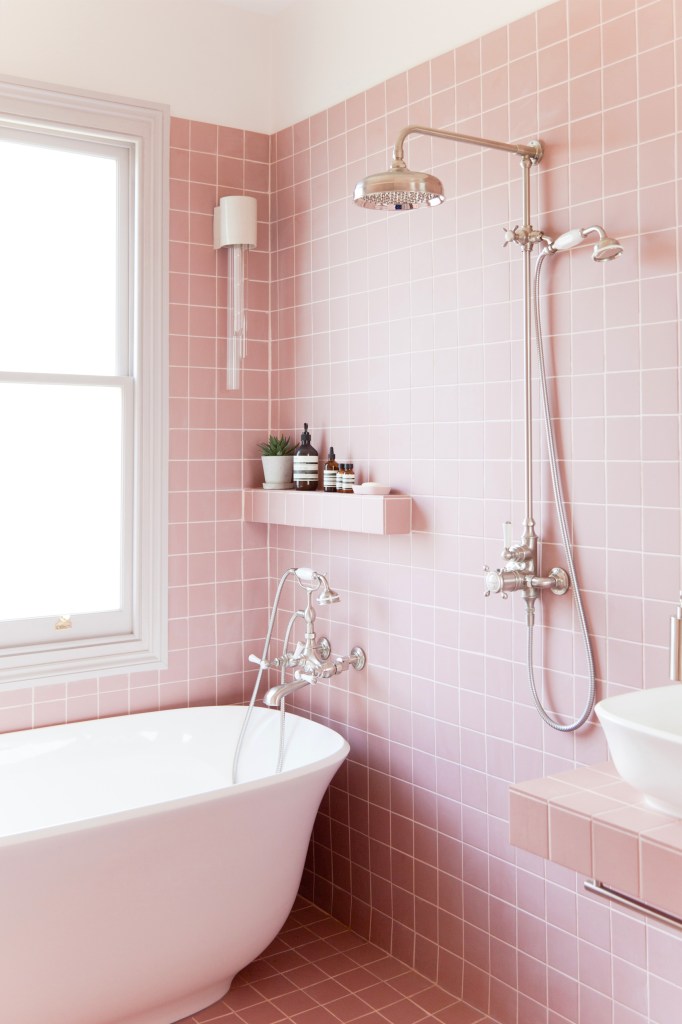banheiro-rosa-chuveiro-banheira-azulejo-hunker Banheiro pequeno com azulejos rosa; chuveiro; banheira