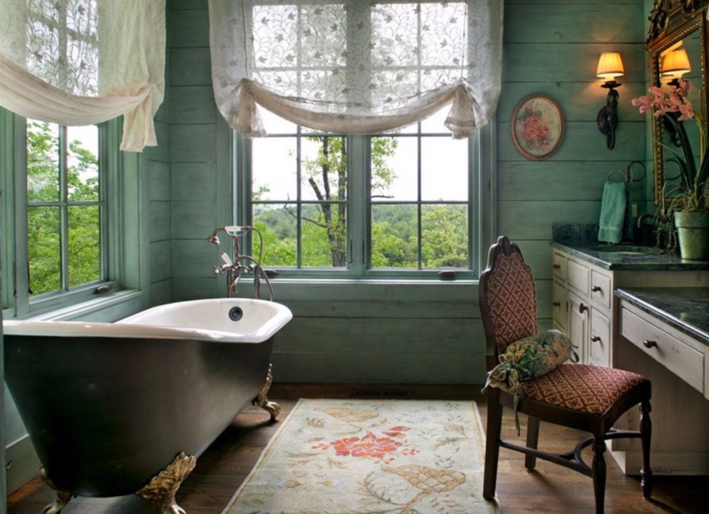 Banheiro vintage com banheira solta e paredes em madeira verde