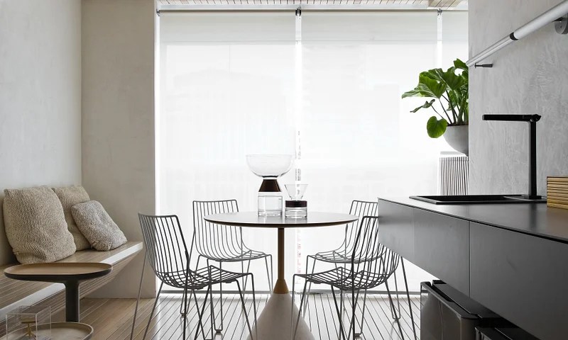 Sala de jantar minimalista com mesa redonda de quatro lugares