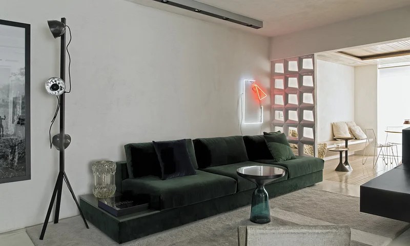 Sala de estar minimalista com sofá verde