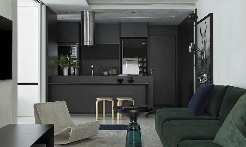 Sala integrada com cozinha; cozinha com marcenaria preta