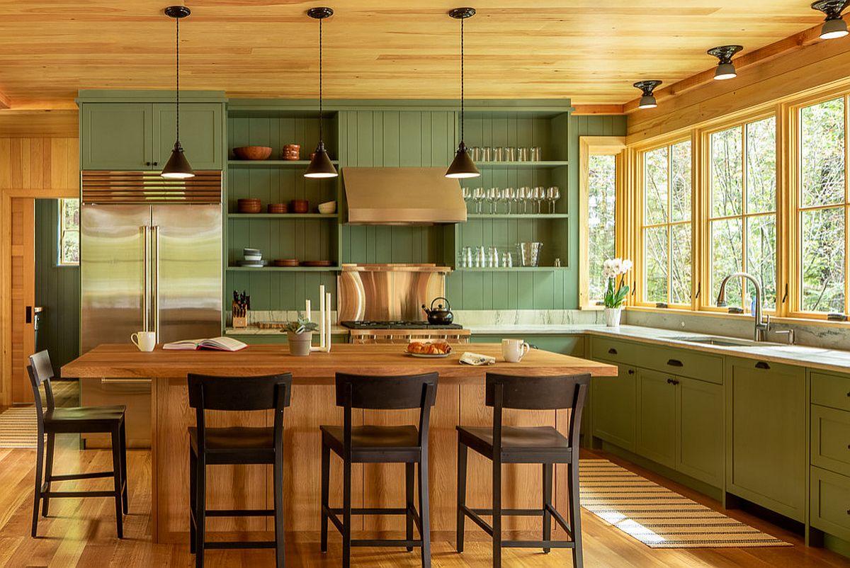 Cozinha rústica em madeira; ilha de cozinha; paredes verdes