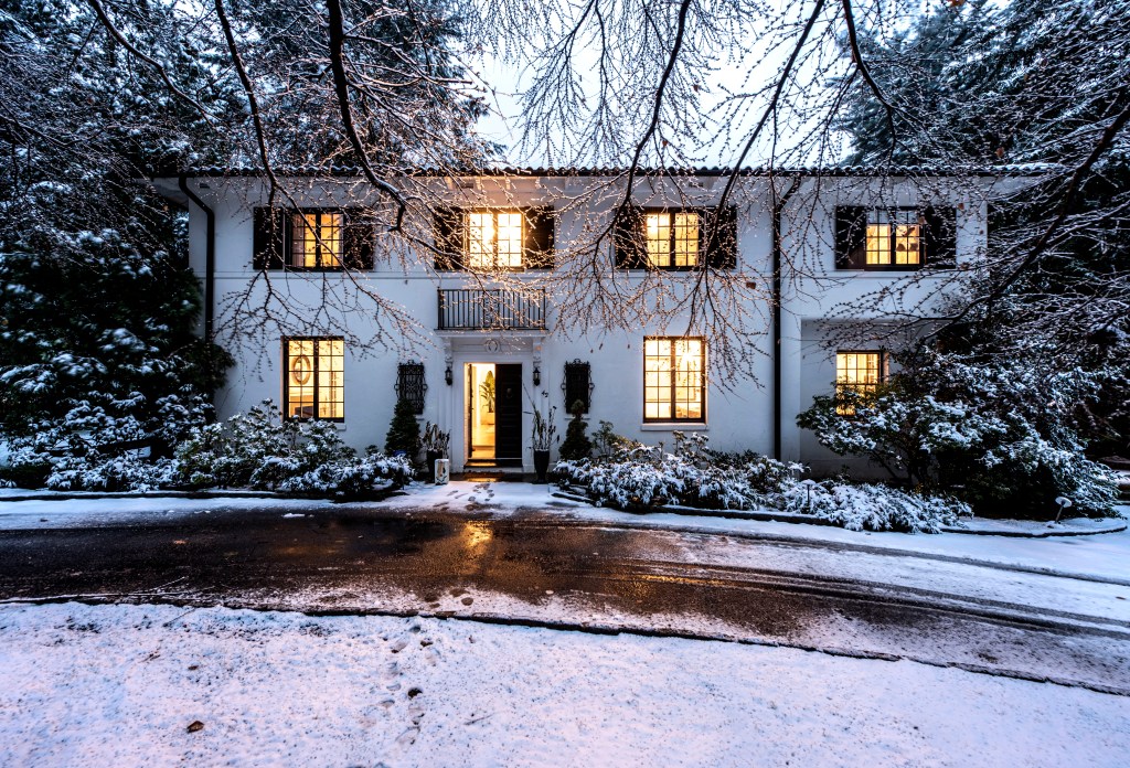 Fachada de casa americana branca com neve