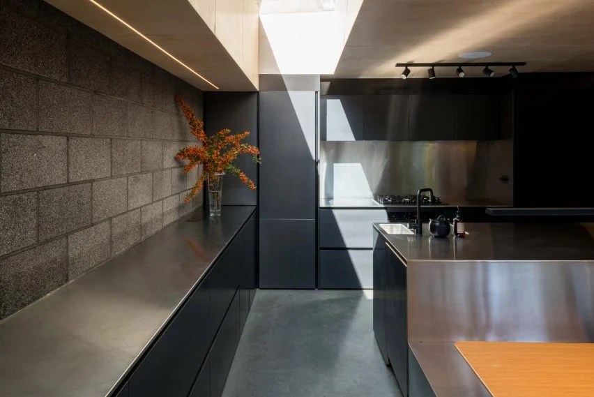10-10-cozinhas-com-metal-em-destaque Cozinha com metal em destaque