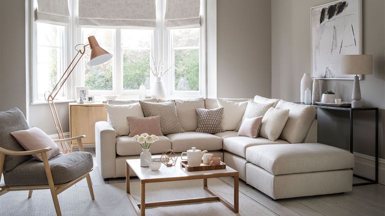 10 dicas para decorar com bege sem ser chato Ideal Homes (80) Sala de estar com sofá em L. Todo o ambiente é decorado em tons de bege e outras cores neutras.