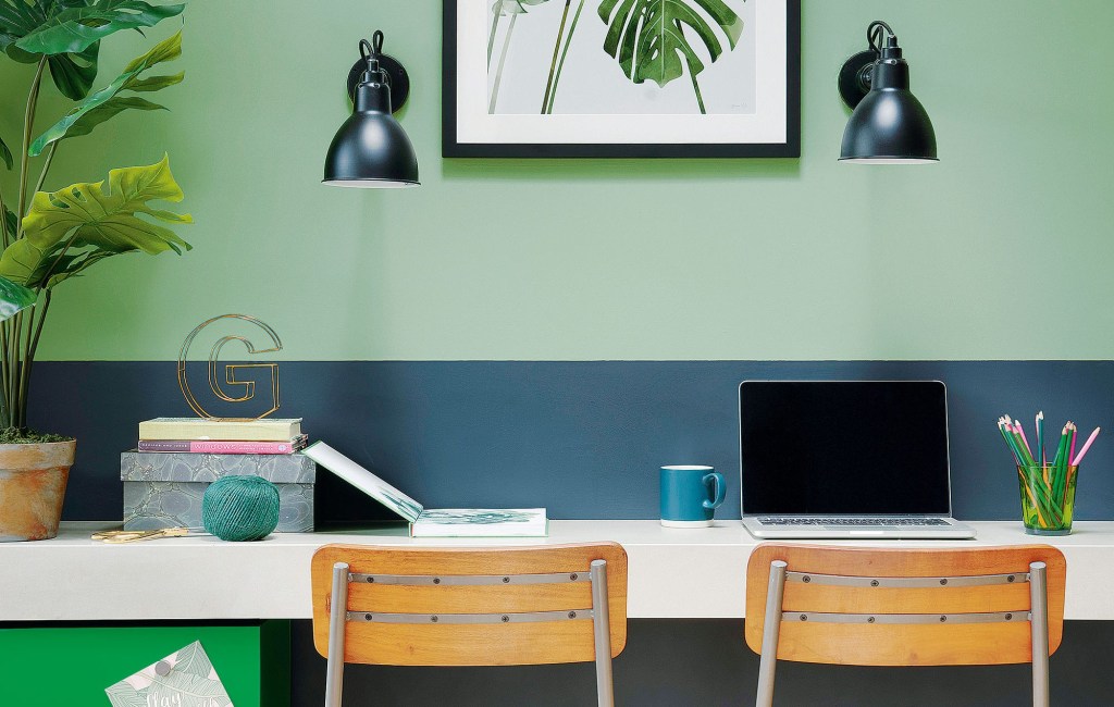 10 ideias para decorar a parede do home office Ideal Homes (4) Home office em tons de azul e verde.