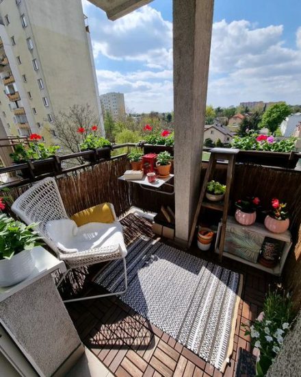 16 dicas para começar um jardim na varanda Balcony Garden Web (11) Varandas com bordas de peitoril com vasos de flores.