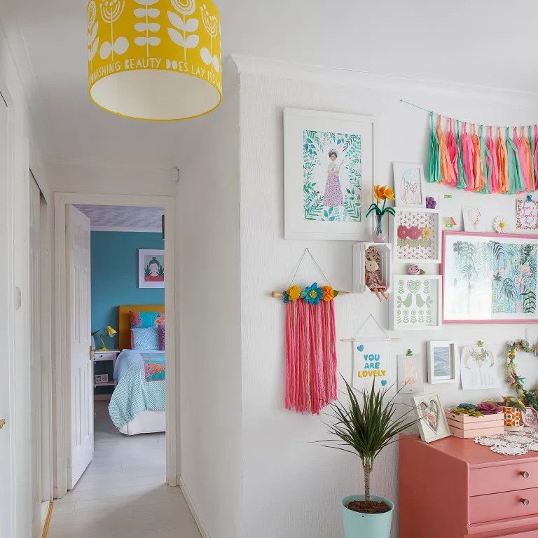 2-10-ideias-para-decorar-a-parede-do-quarto Parede com quadros e outros adereços