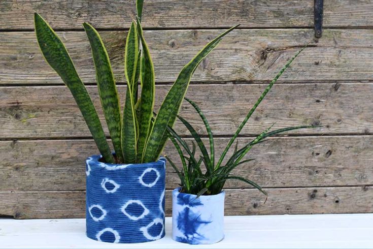 20 inspirações de vasos de latas recicladas Pillar Box Blue (2) Vasos de lata revestido com tecido tingido estilo tie dye.