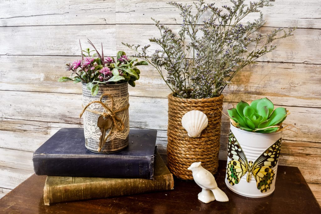 20 inspirações de vasos de latas recicladas Pillar Box Blue (3) Vasos de lata decorados com cordas, papel impresso e barbantes.