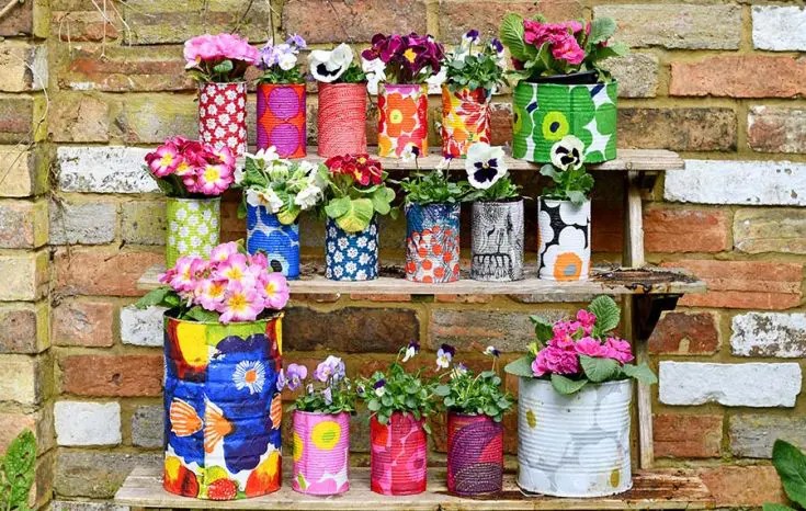 3-ideias-para-criar-um-jardim-com-itens-reciclados Latas sendo reutilizadas como vasos