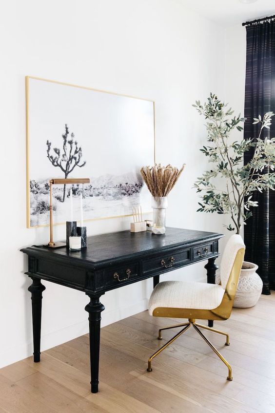 34 espaços que misturam décor contemporâneo e vintage DigsDigs Escrivaninha preta vintage entalhada em madeira.