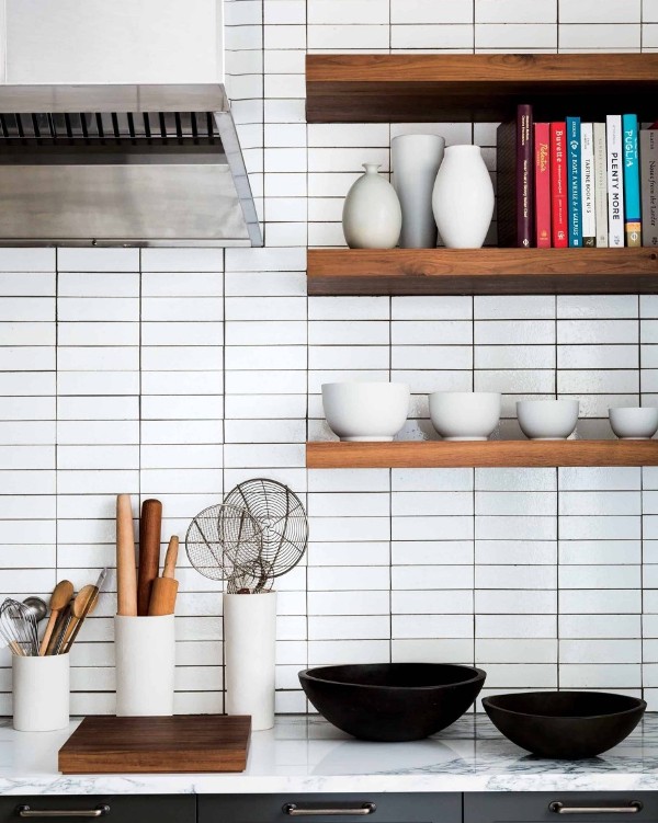 Cozinha com backsplash em ladrilhos brancos.