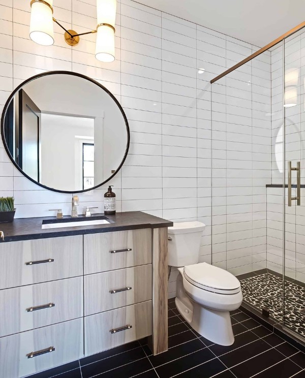 40 inspirações de decorações elegantes com azulejos DigsDigs (5) Banheiro com backsplash em ladrilhos brancos.