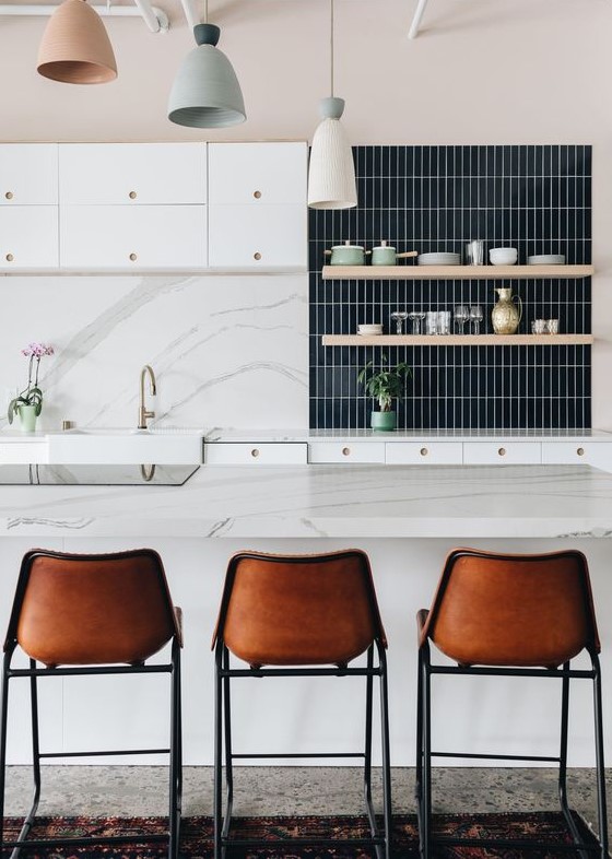 Cozinha com backsplash em ladrilhos pretos.