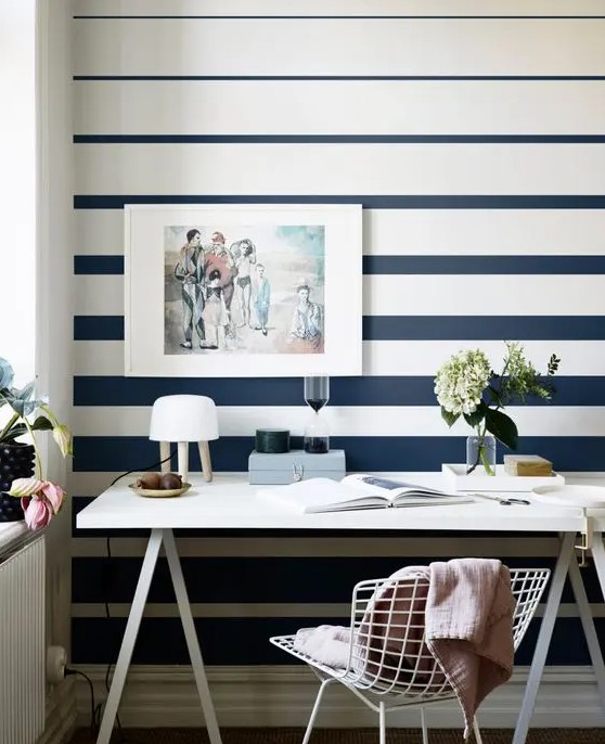 40 inspirações de decorações listradas DigsDigs (10) Parede listrada na horizontal atrás de um escrivaninha.