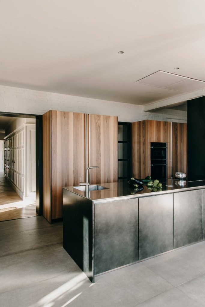 5-10-cozinhas-com-metal-em-destaque Cozinha com metal em destaque