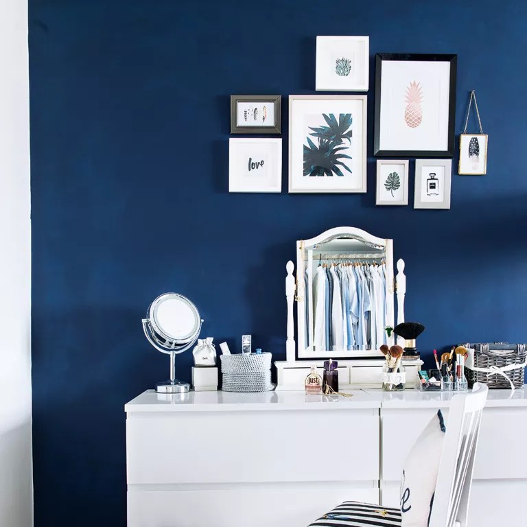 5-10-ideias-para-decorar-a-parede-do-quarto Parede com quadros em cima de penteadeira