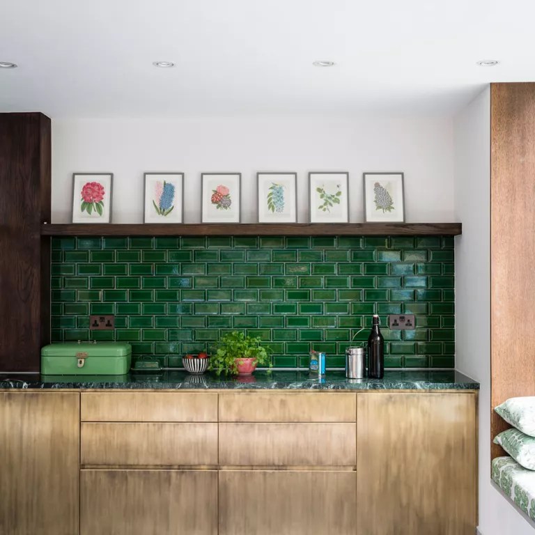 Cozinha com backsplash verde e armário de madeira