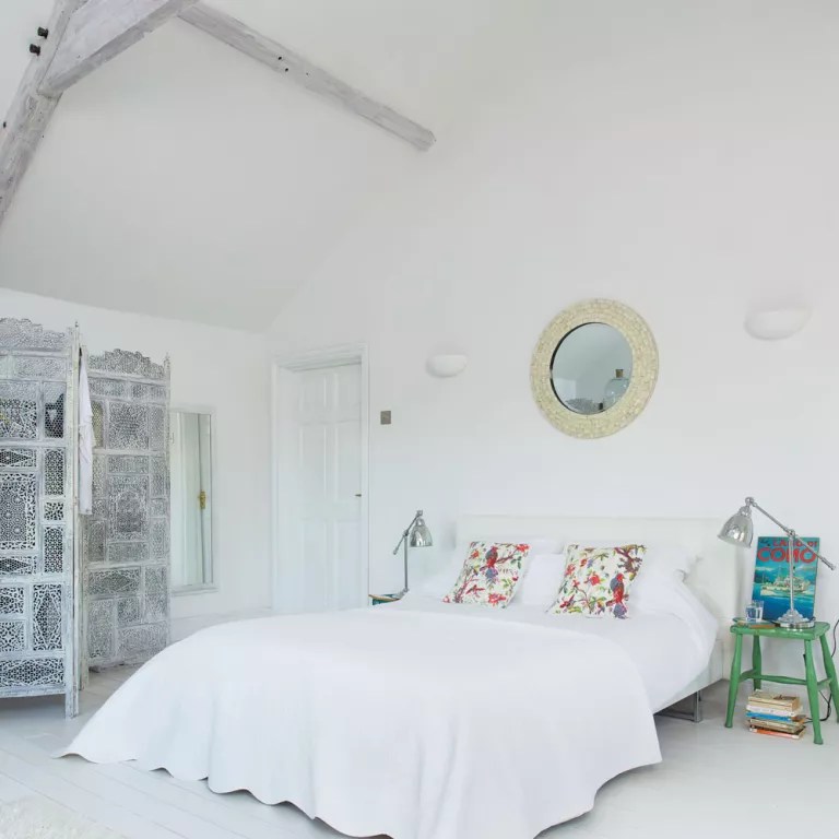 6-voce-sabe-escolher-o-melhor-tom-de-branco-para-seu-ambiente Quarto todo pintado de branco com mesa de cabeceira verde