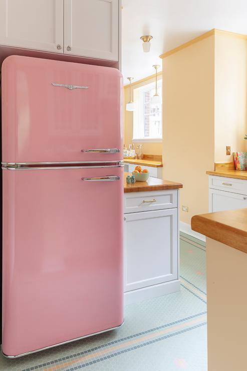 Cozinha com geladeira rosa pastel