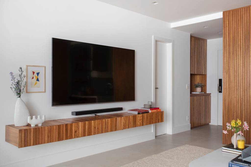 8-ape-de-58-m-2-ganha-estilo-contemporaneo-e-cores-sobrias-apos-reforma-mais-alma-arquitetura-denilson-machado Painel de TV em parede branca com móvel ripado