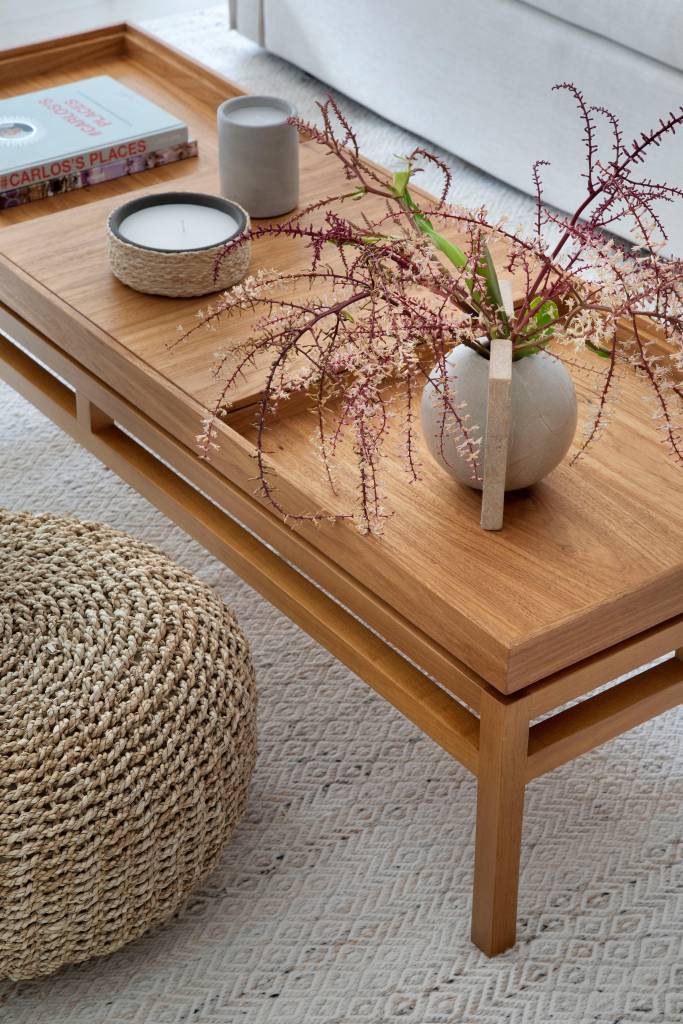 Ambientes-compactos-ape-115-m2-se-torna-mais-amplo-com-solucoes-criativas-projeto-Studio-Duas-Arquitetura-mesa-centro-decoracao Mesa de centro com decorações