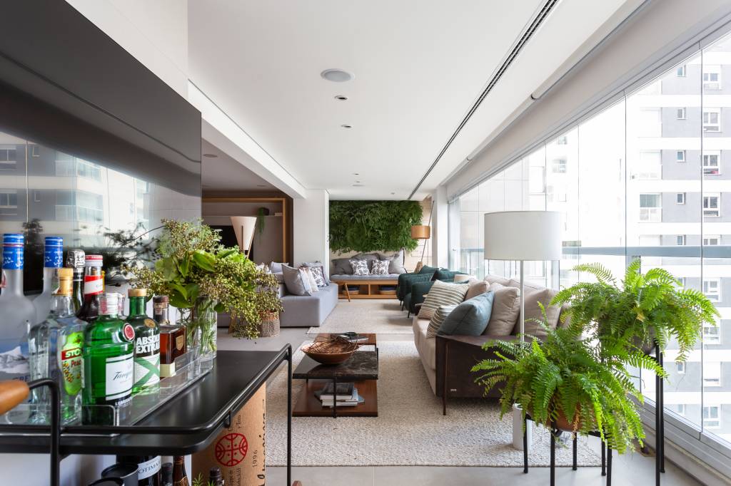 Ape-250-m2-exibe-muita-vegetação-e-jardim-vertical-projeto-Studio-Tan-gram-foto-Estúdio-São-Paulo-varanda-home-bar Home bar no corredor para a cozinha