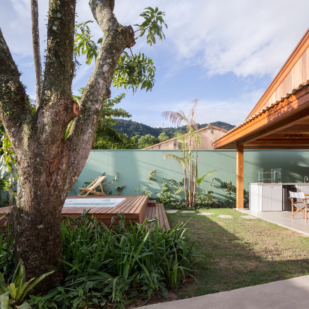 Casa-na-praia-de-140-m2-se-torna-mais-ampla-com-paredes-de-vidro-projeto-anga-arquitetura-foto-Carolina-Lacaz-area-externa-piscina Área externa de casa na praia