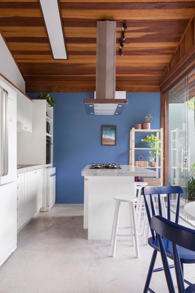 Cozinha com detalhes em branco e azul