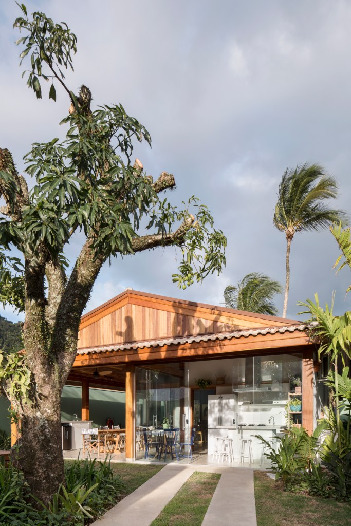 Casa-na-praia-de-140-m2-se-torna-mais-ampla-com-paredes-de-vidro-projeto-anga-arquitetura-foto-Carolina-Lacaz-fachada-casa-de-praia-madeira Fachada de casa na praia