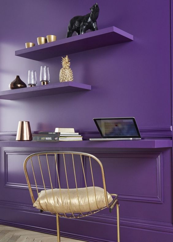Home office em cor violeta